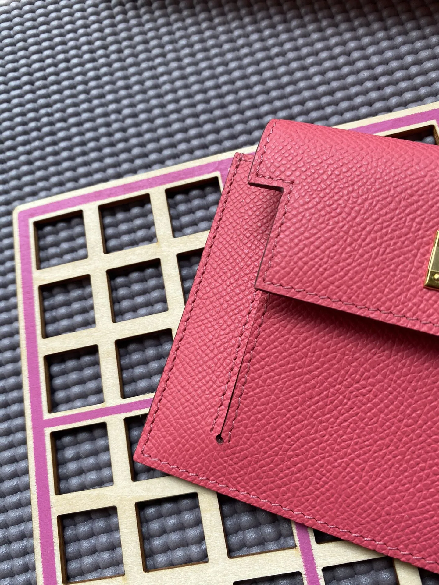 HM Kelly Pocket 13.5 Dark Pink Epsom Ghw