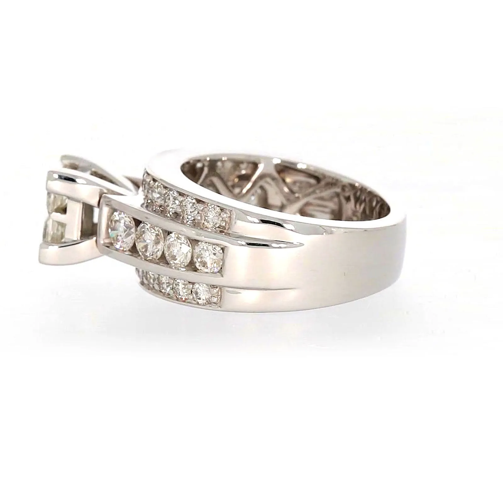 New York 14ct White Gold Round Brilliant & Princess Cut 2.65 CARAT tw of Diamonds Ring